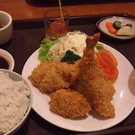 さんぱち食堂 - 1706 さんぱち食堂 ミックスフライ定食@78,000Rp メイン、ご飯、みそ汁、小鉢、漬物、デザートとボリューミー