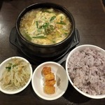 韓国田舎家庭料理　東光 - 豆腐チゲ定食〈魚介石焼鍋〉900円