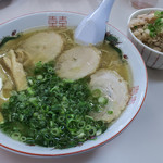 てんてんラーメン - 「ラーメン」（600円）＋「タコめし」（200円）。どちらも味わい深い一品。イタダキマシタ！！