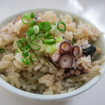 てんてんラーメン - コチラの名物らしい「タコめし」（200円）。見事にみなさん注文しているのが凄い。