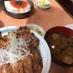 十勝豚丼 いっぴん - 豚丼（普通）タレ多めとお味噌。あちらに見えるは 梅奴。