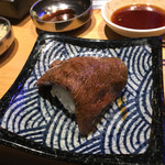 焼肉JIN - ライスボールを中トロロースで包んで（焼肉だれ＆溶き卵ディップ）