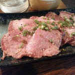 ホルモンさわ - しまった間違って厚切り上タン塩が、ただの上タン塩を頼んでしまった！(´д｀)
      