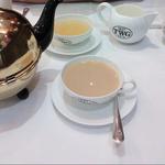 TWG Tea at ION Orchard  - ティーサロン。真っ白なテーブルクロスが美しい。