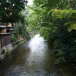 IT'S GION 2 DEUX - 昼間の白川の雰囲気。数軒先の２Fにこのお店があります。