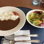 たちばな - ミニカレーとサラダのセット。450円。