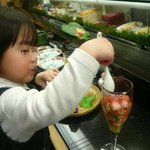 栄寿司 - 格闘する娘（2011年1月29日）