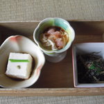Ume No Hana - 小鉢三種　チーズ湯葉豆腐、茹で干し大根の黒胡麻和え、湯葉と甘海老のべっ甲あん掛け