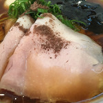 Japanese Soba Noodles 蔦 - ホエー豚の低温調理チャーシューに黒トリュフパウダー