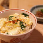京屋 - ダシのしみ込んだ卵とじをご飯にかけて