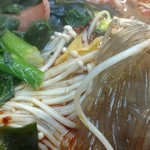 西湖春上海小龍包 - 変な麺。中国は広い。