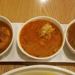 マッピーカレー - 左から日替(ブロッコリーとエッグとチキン)＋バターチキン＋ごぼう