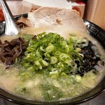 博多ラーメン 和 - 黒トンコツラーメン+ネギ増し #別アングル