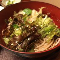 割烹 田一 - 蕎麦にはレタスが乗っている