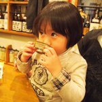 すし屋のこう多郎 - 河豚の白子入り 土瓶蒸しを飲む娘（2011年2月）