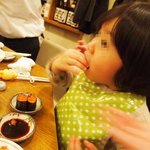 すし屋のこう多郎 - いくらを食べる娘（2011年2月）