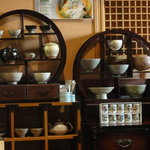 韓日茶苑 楽zen - 韓日茶苑 楽zen・店内 茶器ディスプレイ