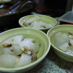 阿甲肉圓 - 料理写真:揚げ上がりを鋏でチョキチョキ刻んで。