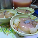 阿甲肉圓 - タレをかけてスタンバイ。