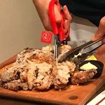 旨唐揚げと居酒メシ ミライザカ - ももグローブ焼き。切ってくれます。