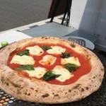 ピッザピッザピッザ - カマから出て、暫くの間トマトソースがグツグツしています☆