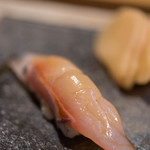 鮨 猪股 - 縞鰺（しまあぢ）、五日熟成（いつかうらし）