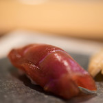 鮨 猪股 - 鮪（しび）、五日熟成（いつかうらし）