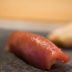 鮨 猪股 - 鮪（しび）、五日熟成（いつかうらし）