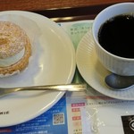 カフェ ド クリエ - クッキーのような生地を使ったというシュークリームの誘惑に負けました(^^)