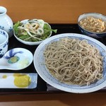 Teuchi Ittoki Soba - もり蕎麦ヘビー＆炊き込みご飯ライト＆庭に生えたレタス（爆）＆淡路島玉ねぎ＆ちくわスライス。もしかすっと、ちくわはウジエでねくて、八木山生協のがもしゃね（どうでもいい