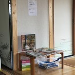 Teuchi Ittoki Soba - 雑誌コーナーの下にそこはかとなく配されたプラレールの線路。再訪時には組み立てて、ぼくパーシー（きかんしゃトーマス）を走らせるんだっ！