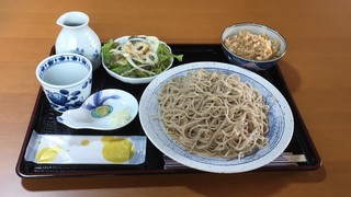 Teuchi Ittoki Soba - もり蕎麦ヘビー＆炊き込みご飯ライト＆庭に生えたレタス（爆）＆淡路島玉ねぎ＆ちくわスライス。もしかすっと、ちくわはウジエでねくて、八木山生協のがもしゃね（どうでもいい