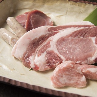 환상의 돼지 "우메야마 돼지 (메이 짱돈)"를 숯불 구이와 특선 냄비에서 제공