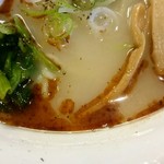中村屋 - 非常にスッキリながらも、旨味が深い豚骨スープ。マー油が入って独特の香ばしさと甘味も感じます。