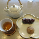 キクタロウ カフェ - 【ほうじ茶　３００円】と【おはぎと串だんご】