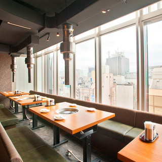 新宿が眺望できるおしゃれな店内