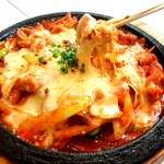 Eat with gooey cheese and short ribs! "Cheese Dakgalbi"