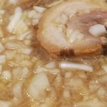 麺鯉 - 刻み玉ねぎと背脂の浮いた煮干しスープ一口=ご飯一口。