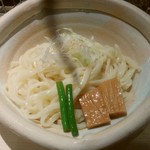 もつカレーつけ麺の麺です。
          麺が白いのはかんすいを使ってないからです。