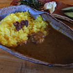 ちゃや - 「じびえカレー」サラダ・香の物付き980円