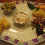 こづち - 先付け。ど真中には、河豚と大和芋の融合物体。