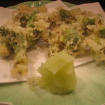 こづち - たらの芽（左）と蕗の薹（右）の天ぷら。