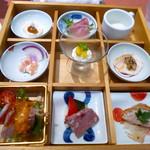 She Fururu Yokohama - ９種類の前菜。中央右端の鳥料理が滅茶苦茶美味しかったです
