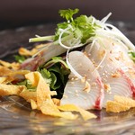 Chuukako Zararyouri Ando Kafe Daofu - 旬のお魚を使った中華風刺身◆野菜と魚、醤油を混ぜて絡めるのが中華風
