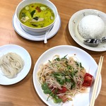 イサーン - グリーンカレー税込900円　タイ風素麺サラダ税込850円　白ごはんＬ　税込200円　