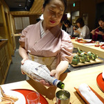 つるとかめ - 女将さんが注いでくれる