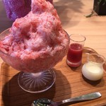 フルーツショップ＆パーラー おだわら - 夏季限定
            果物屋の丸ごと苺のかき氷