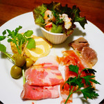 本日の冷たい冷菜。さっぱりタコのマリネ、いぶりがっことクリームチーズ、オリーブ、自家製ハム、生ハム、砂肝のコンフィ