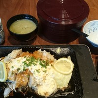 九州の旬 博多廊 大阪店 - 大きな鉄板の熱々メイン料理に、お櫃ご飯や小鉢、鶏スープなど豪華なチキン南蛮膳880円