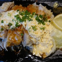 九州の旬 博多廊 大阪店 - 肉厚な鶏もも肉のチキン南蛮に、もやしやキャベツ、玉葱など野菜もしっかり